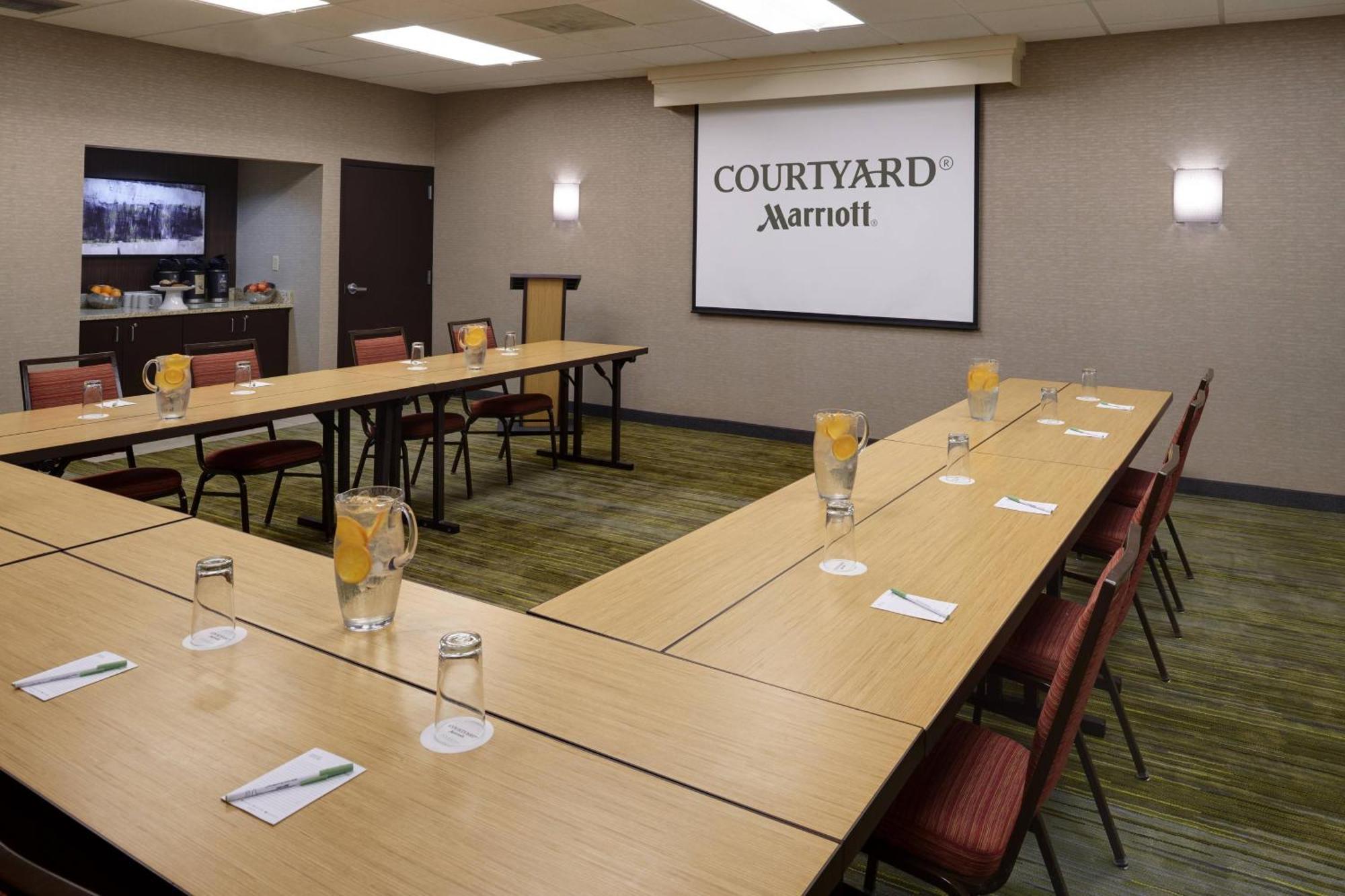 Courtyard By Marriott Indianapolis Airport Ξενοδοχείο Εξωτερικό φωτογραφία