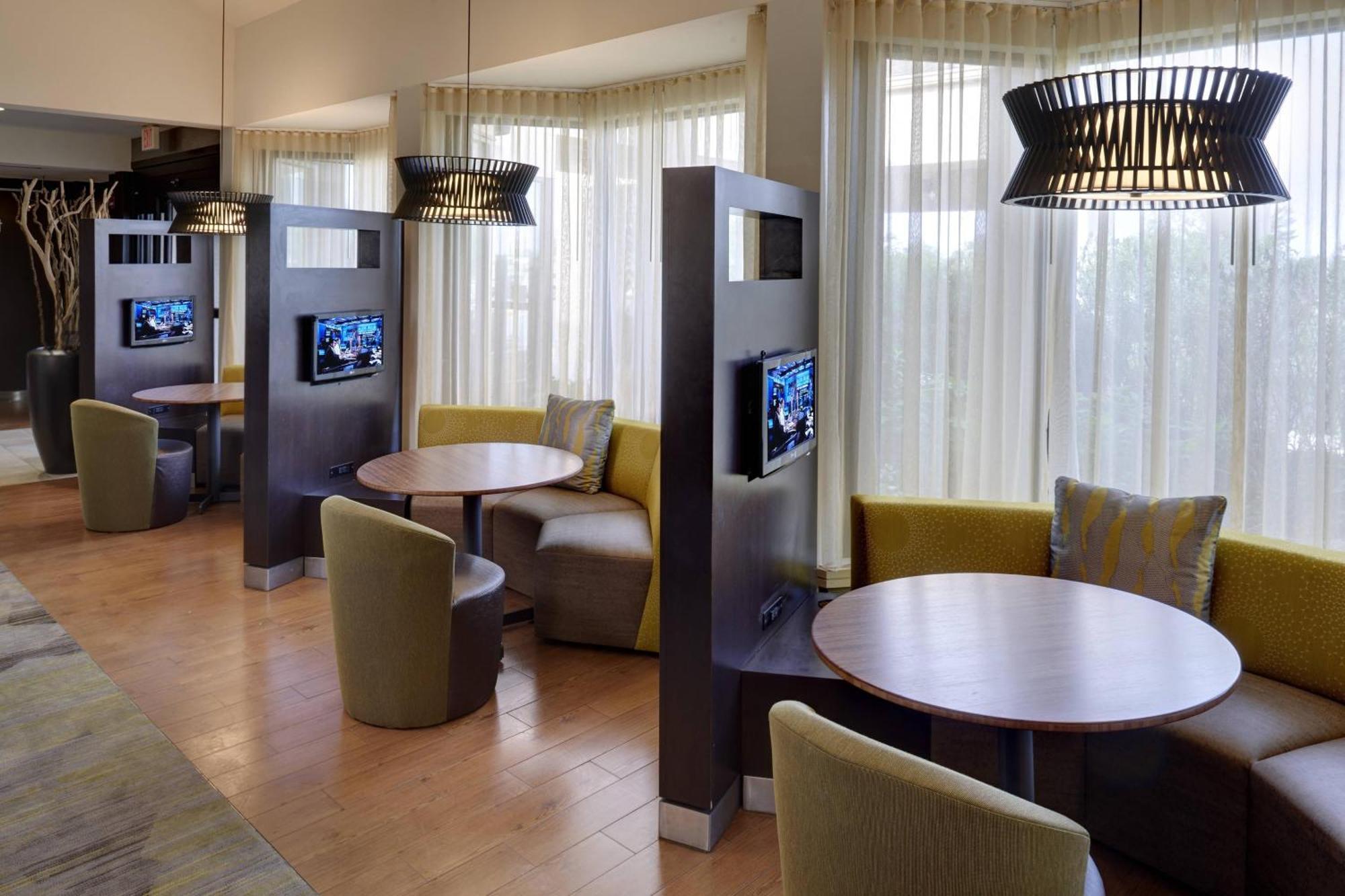 Courtyard By Marriott Indianapolis Airport Ξενοδοχείο Εξωτερικό φωτογραφία