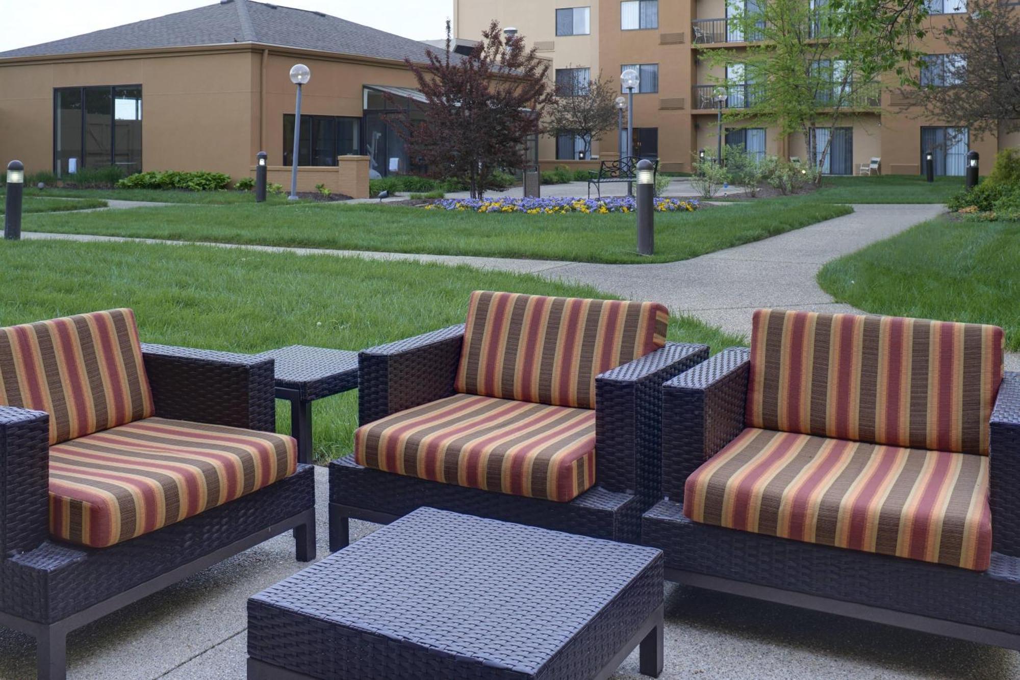 Courtyard By Marriott Indianapolis Airport Ξενοδοχείο Εξωτερικό φωτογραφία