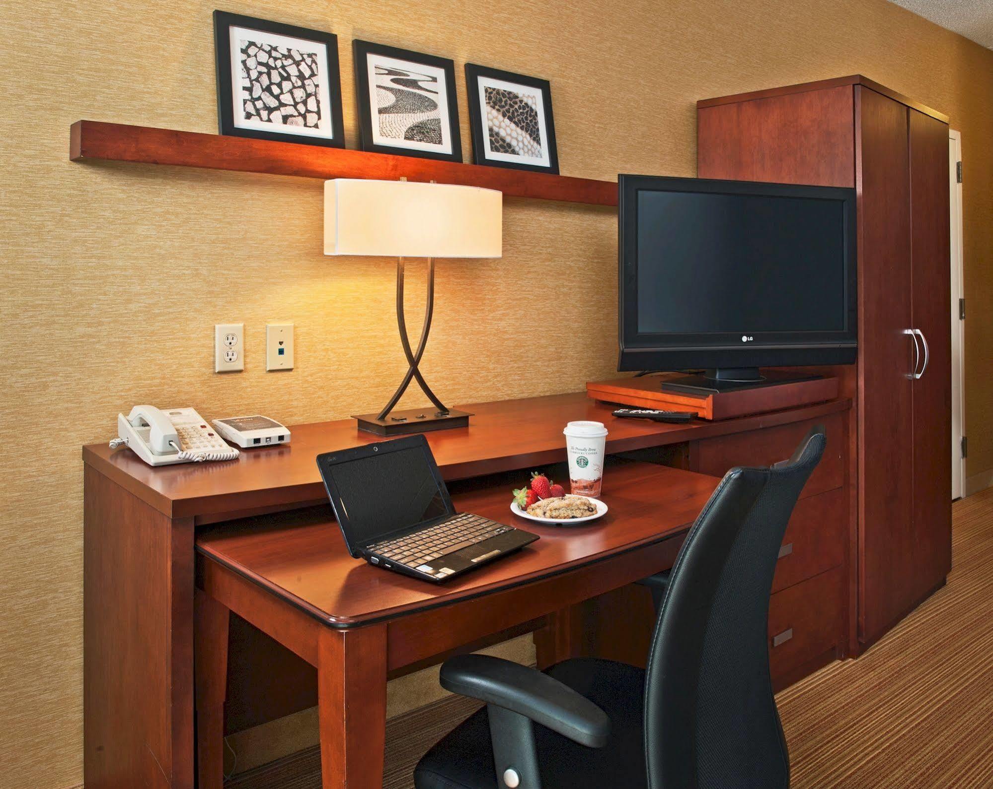 Courtyard By Marriott Indianapolis Airport Ξενοδοχείο Εξωτερικό φωτογραφία
