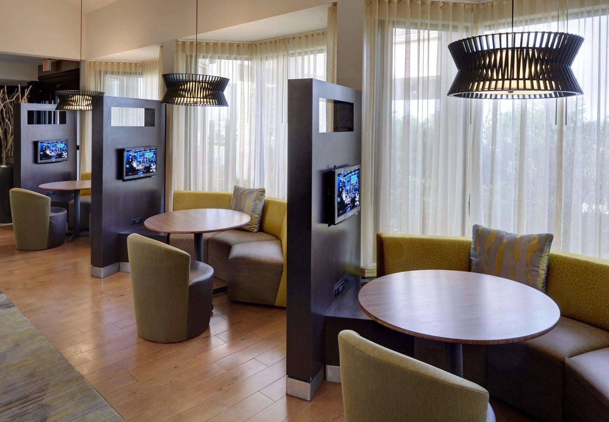 Courtyard By Marriott Indianapolis Airport Ξενοδοχείο Εξωτερικό φωτογραφία